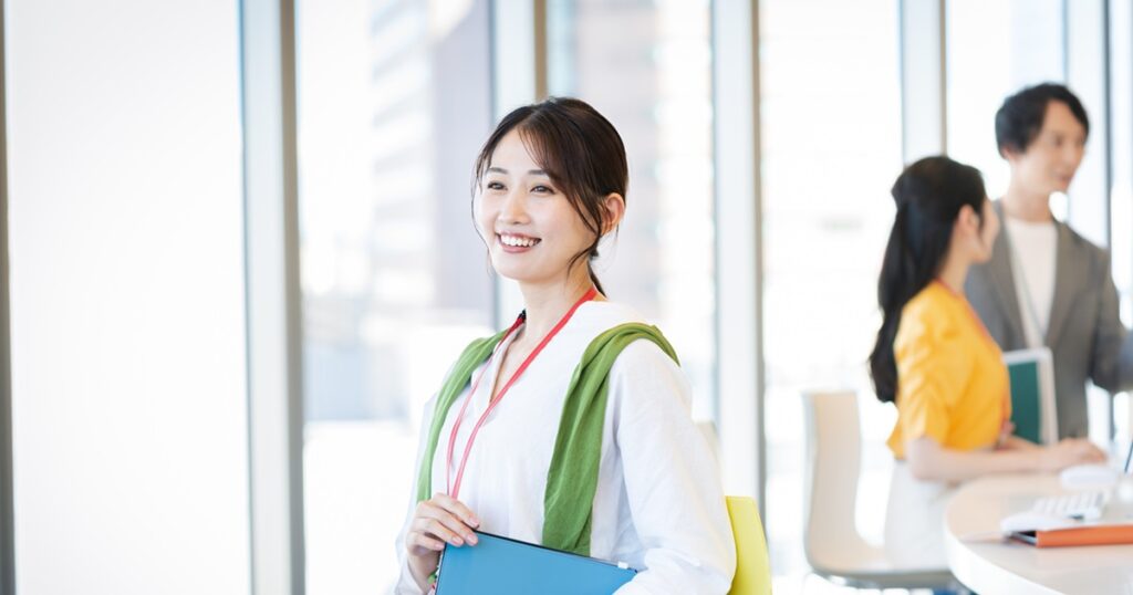復職後に安心して働く女性社員のイメージ｜人事施策による復職成功と職場定着の成功例