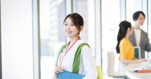 復職後に安心して働く女性社員のイメージ｜人事施策による復職成功と職場定着の成功例