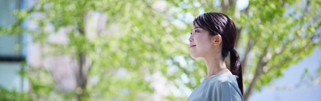 Weltifulのリワークプログラムを利用して、明るく前向きに過ごす女性のイメージ